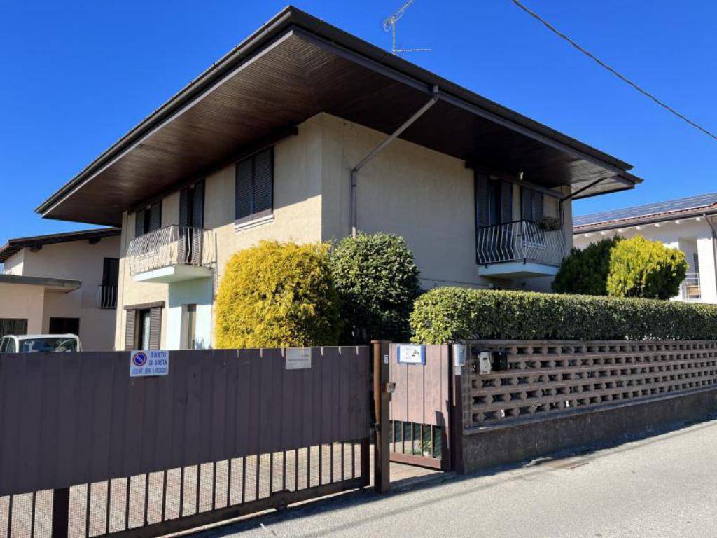 5 bedrooms Villa in Sesto Calende, Italy No. 103733