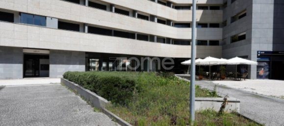 Propriété commerciale à Viseu, Portugal 564m² No. 85588 9