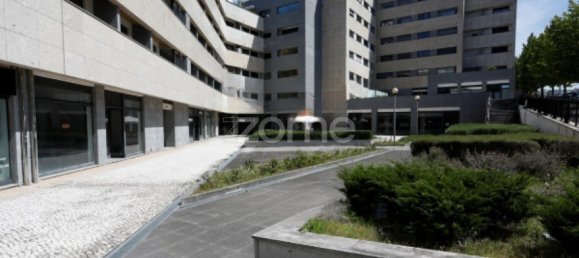 Propriété commerciale à Viseu, Portugal 564m² No. 85588 10