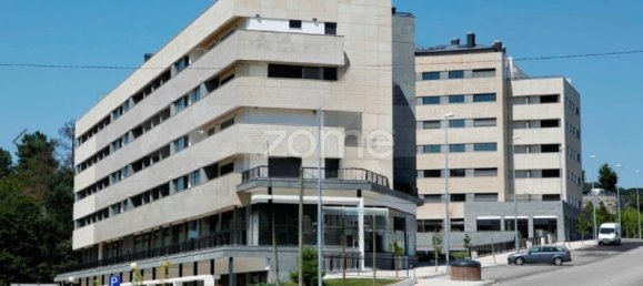 Propriété commerciale à Viseu, Portugal 564m² No. 85588 3