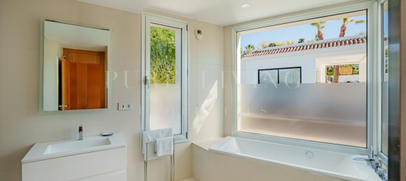 5 bedrooms Villa in Marbella, Spain No. 84130 14