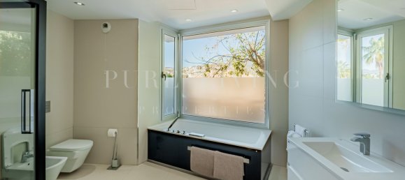 5 bedrooms Villa in Marbella, Spain No. 84130 11