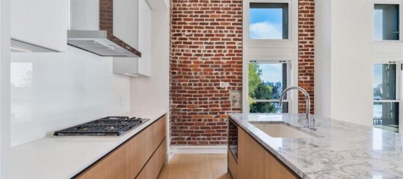 2 bedrooms Condo in British Columbia, Canada No. 1142 10