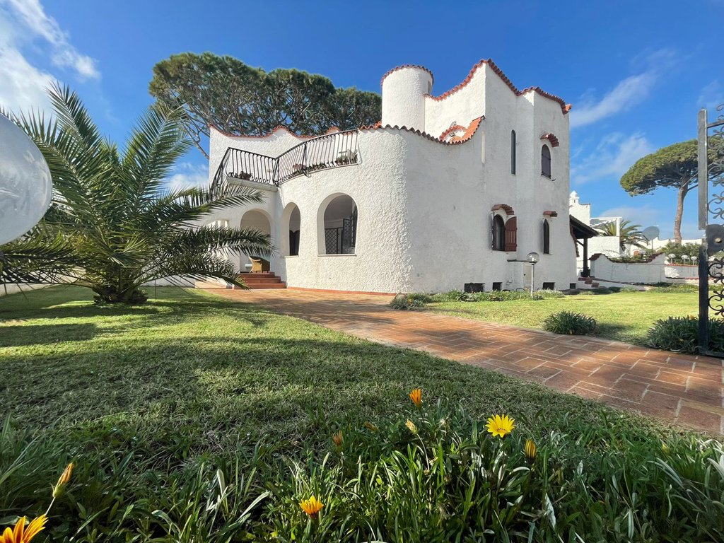 3 bedrooms Villa in Terracina, Italy No. 53520