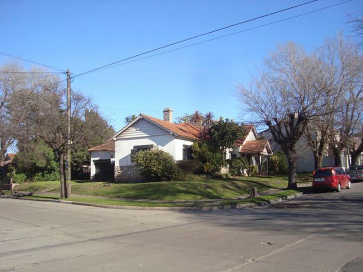 3 bedrooms House in Mar del Plata, Argentina No. 70893