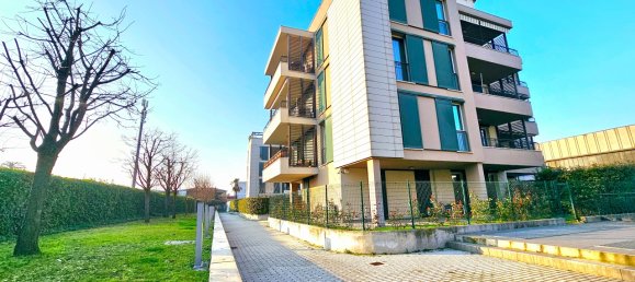 Квартира с 3 комнатами в Брешиа, Италия № 179096 2