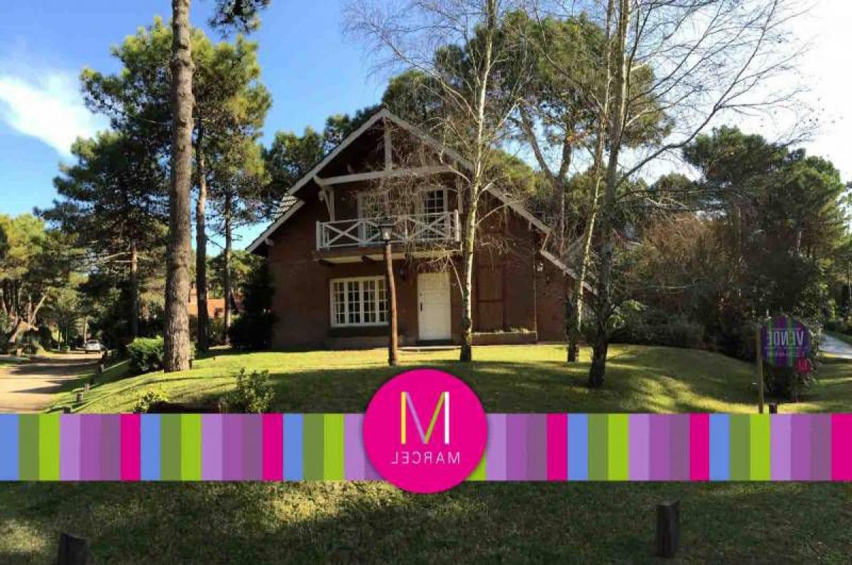 3 bedrooms House in Mar del Plata, Argentina No. 100579