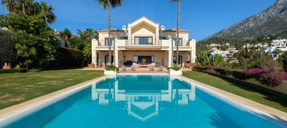 5 bedrooms Villa in Marbella, Spain No. 638 15