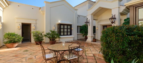 5 bedrooms Villa in Marbella, Spain No. 638 24