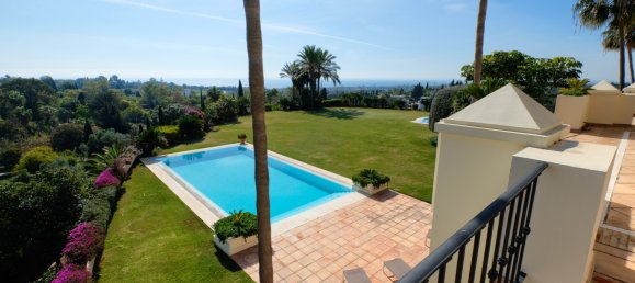 5 bedrooms Villa in Marbella, Spain No. 638 2