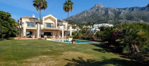 5 bedrooms Villa in Marbella, Spain No. 638 18