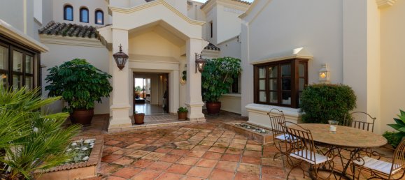 5 bedrooms Villa in Marbella, Spain No. 638 22