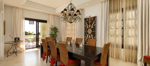 5 bedrooms Villa in Marbella, Spain No. 638 29