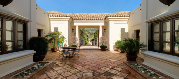 5 bedrooms Villa in Marbella, Spain No. 638 25