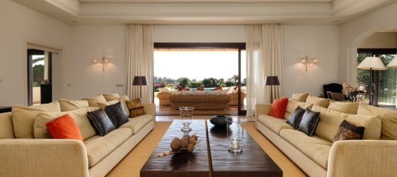 5 bedrooms Villa in Marbella, Spain No. 638 26