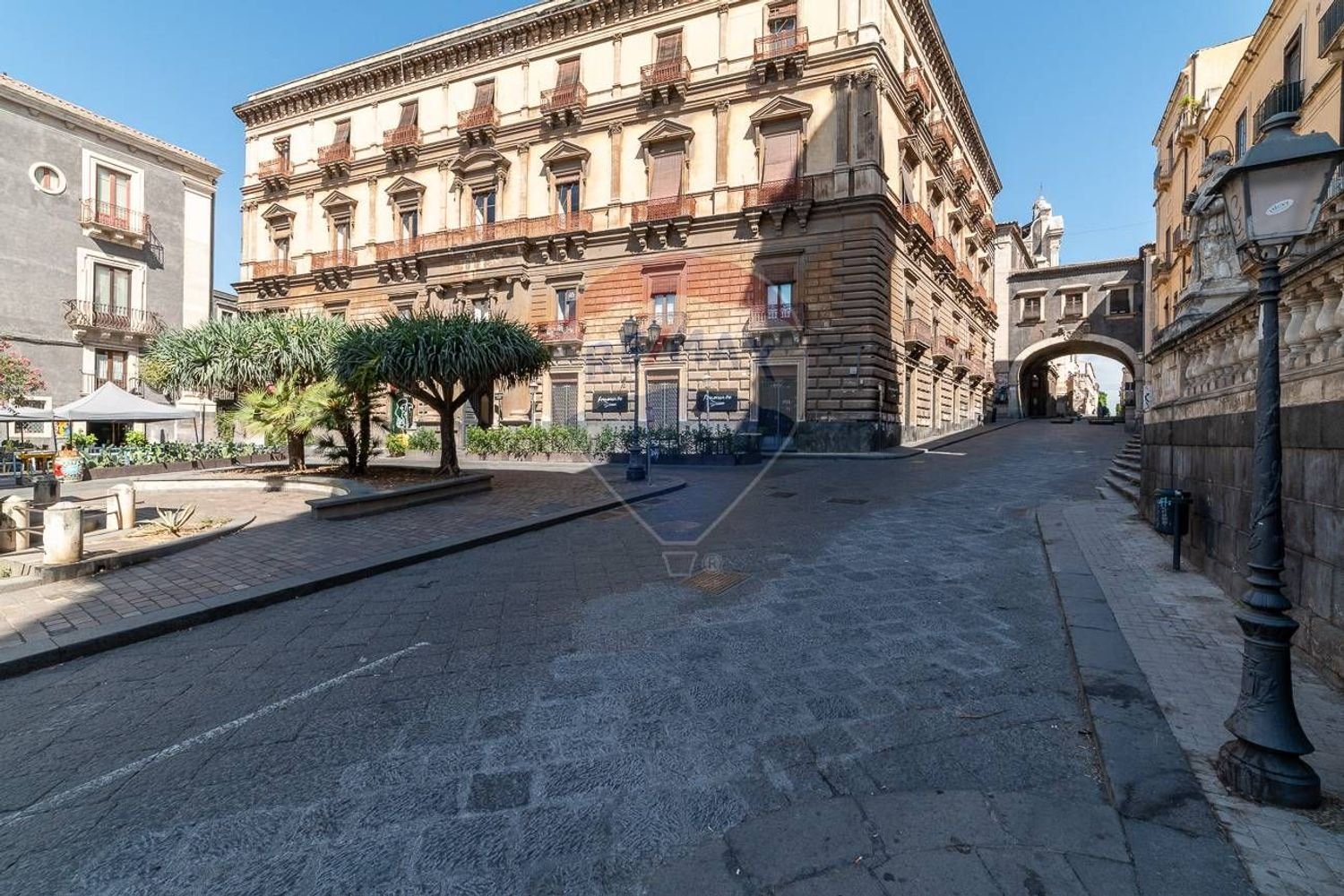 Apartamento de 15 dormitorios en Catania, Italy No. 362982