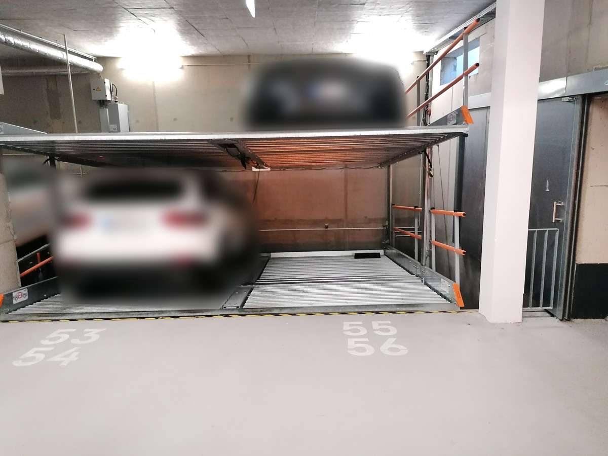 Parkplatz in Halle, Germany, Nr. 327401