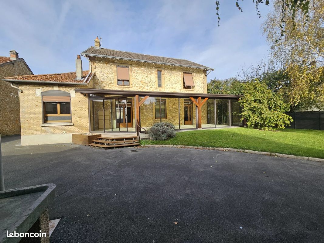 Casa de 8 divisões em Juniville, France N.º 65343