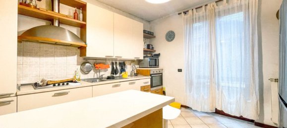 5 bedrooms House in Oleggio, Italy No. 377476 4