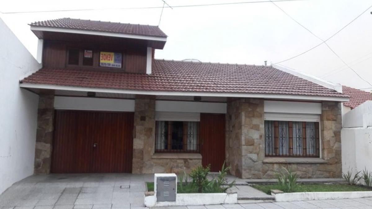 4 bedrooms House in Mar del Plata, Argentina No. 72748