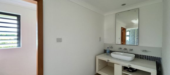 5 bedrooms Villa in Riviere Noire, Mauritius No. 130 7