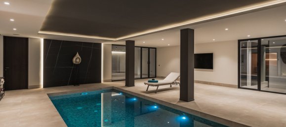 5 bedrooms Villa in Malaga, Spain No. 34030 3