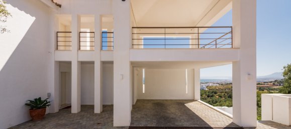 5 bedrooms Villa in Marbella, Spain No. 4651 3