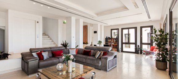 5 bedrooms Villa in Marbella, Spain No. 4651 7