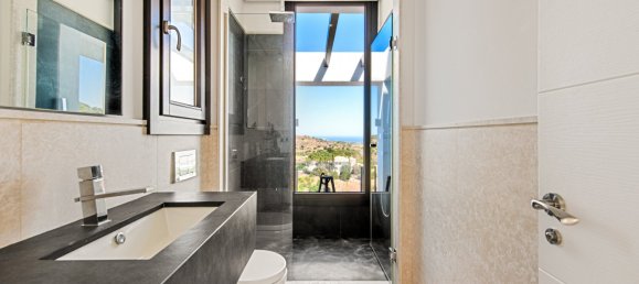 5 bedrooms Villa in Marbella, Spain No. 4651 12