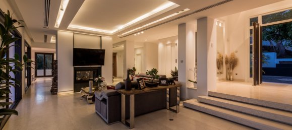 5 bedrooms Villa in Marbella, Spain No. 4651 11