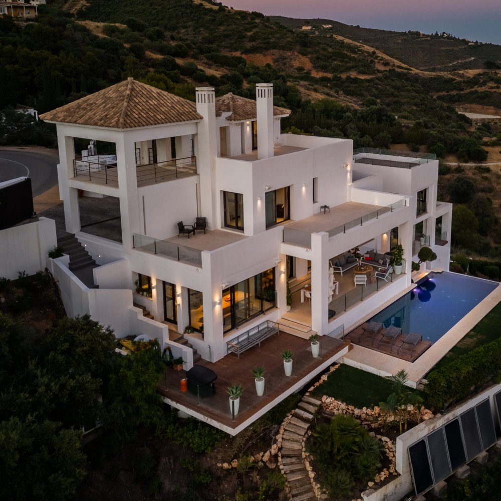 5 bedrooms Villa in Marbella, Spain No. 4651