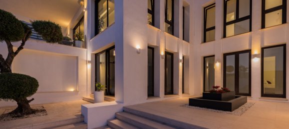 5 bedrooms Villa in Marbella, Spain No. 4651 21