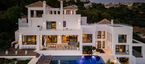 5 bedrooms Villa in Marbella, Spain No. 4651 2