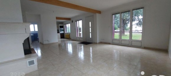 Casa de 9 divisões em Saint-Denis-de-l'Hotel, France N.º 234919 2