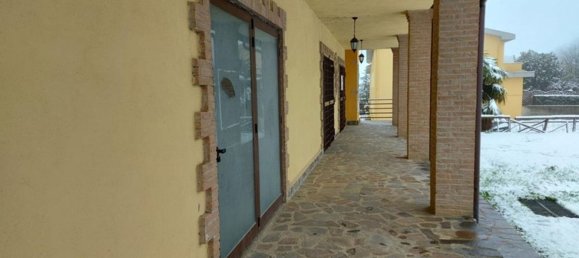 134m² Commercial property in Monte Castello di Vibio, Italy No. 370781 2