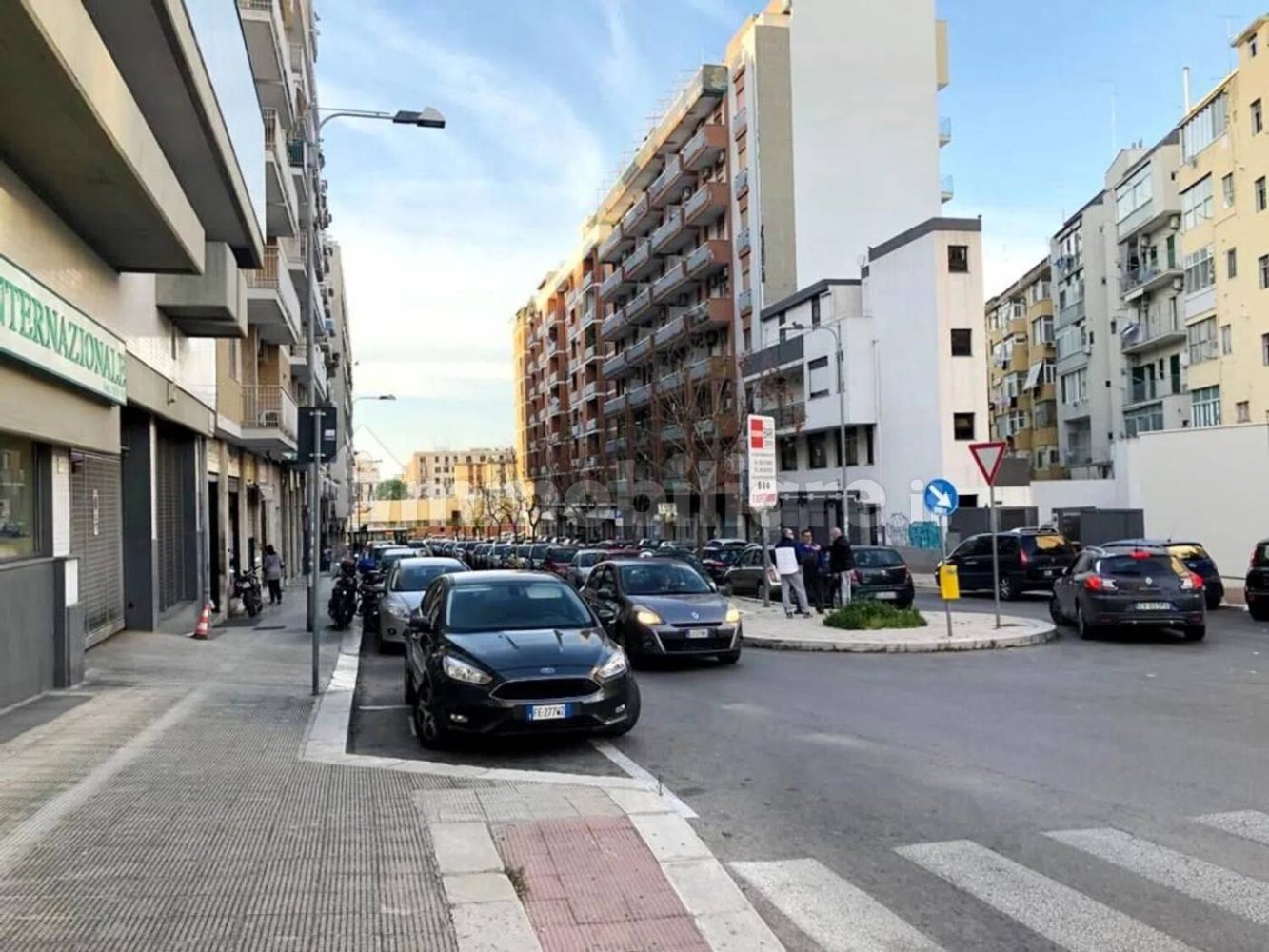 Bureau à Bari, Italy 265m² No. 357536