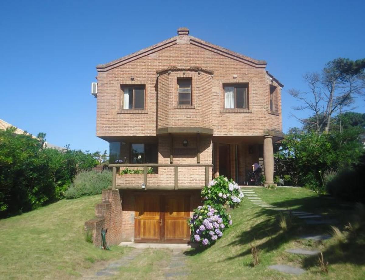 3 bedrooms House in Maldonado, Uruguay No. 7776
