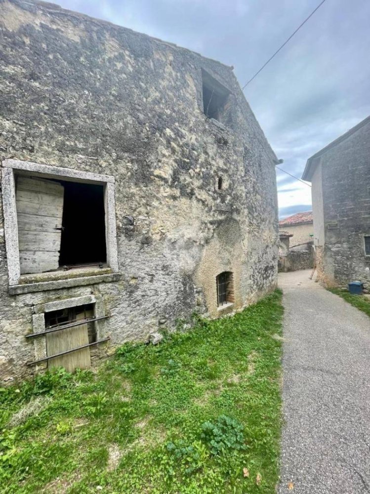 4 rooms House in Caprino Veronese, Italy No. 175492