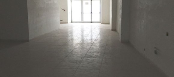 160m² Commercial property in Bari, Italy No. 254639 3