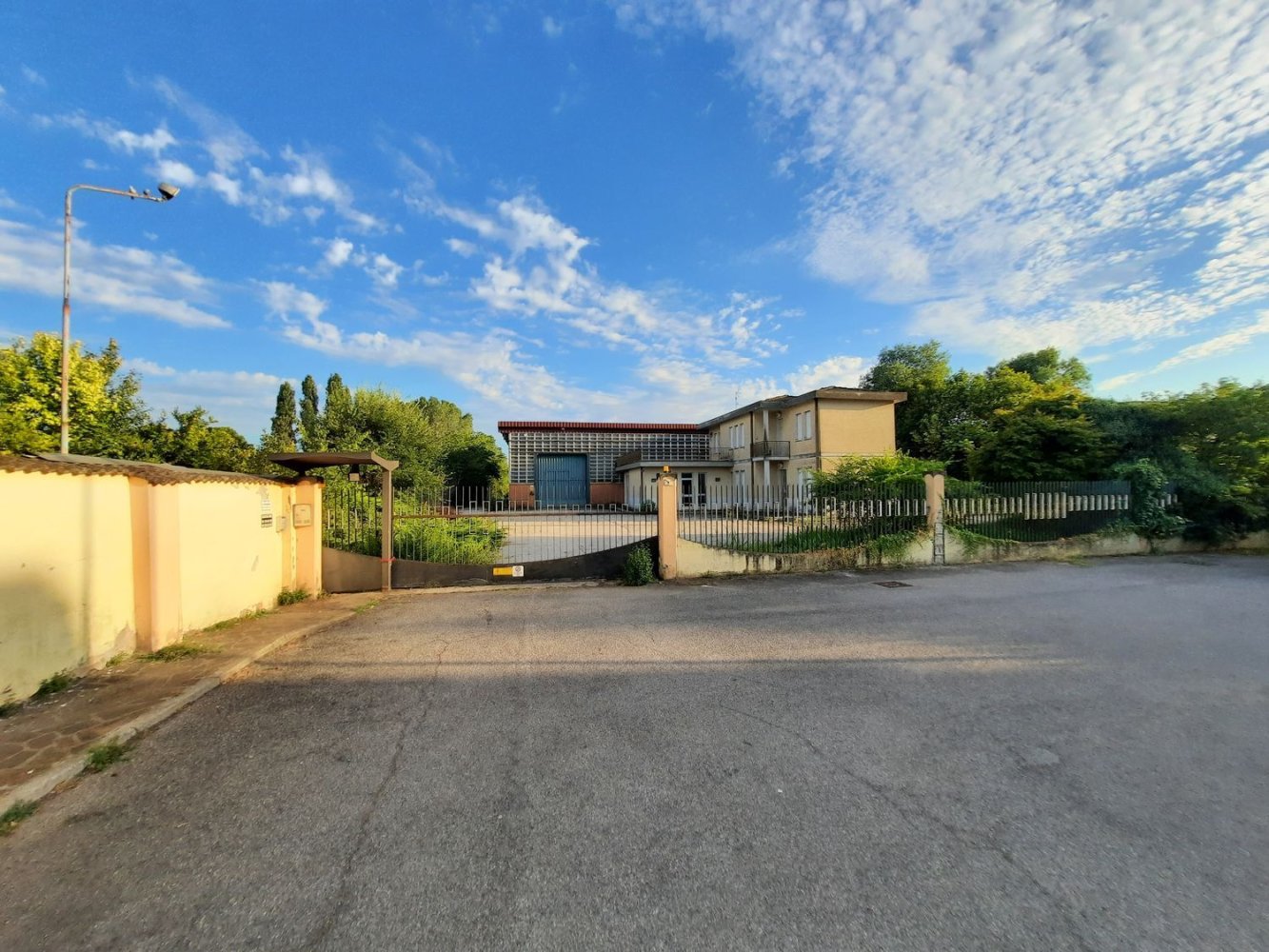 2400m² Warehouse in Casalmoro, Italy No. 364356