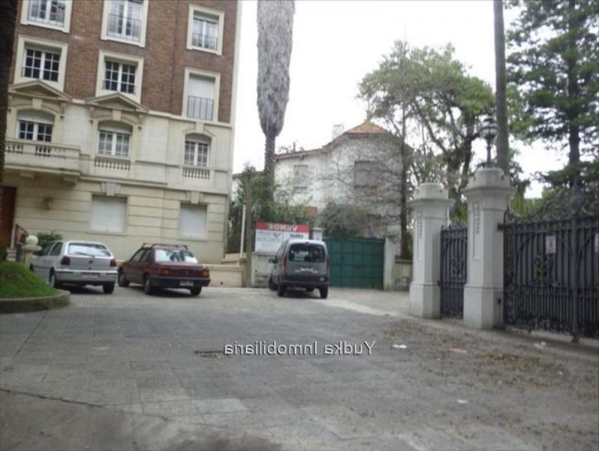 Casa de 6 dormitorios en Montevideo, Uruguay No. 7135