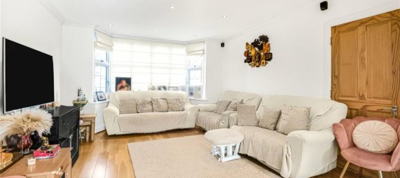 5 bedrooms House in Whetstone, United Kingdom No. 6690 2