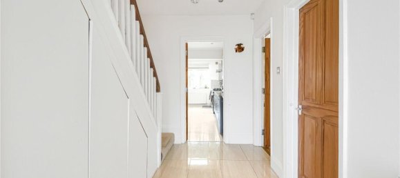 5 bedrooms House in Whetstone, United Kingdom No. 6690 8