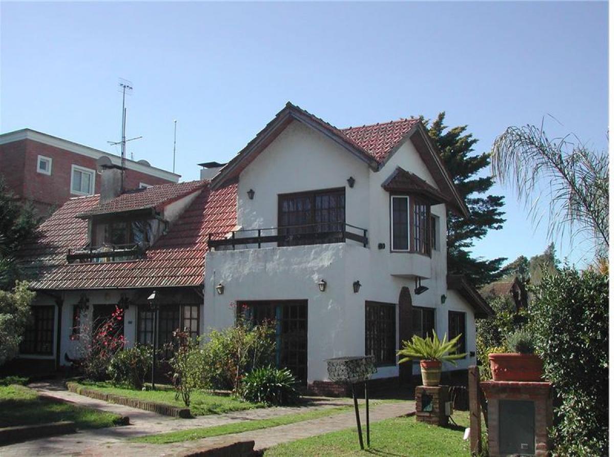 Casa de 3 dormitorios en Buenos Aires, Argentina No. 92030