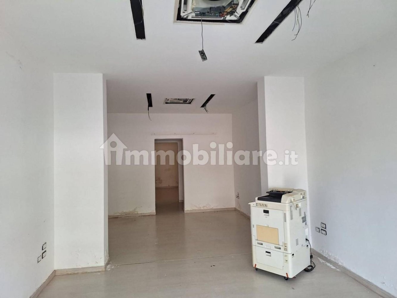 71m² Commercial property in Brindisi, Italy No. 339919