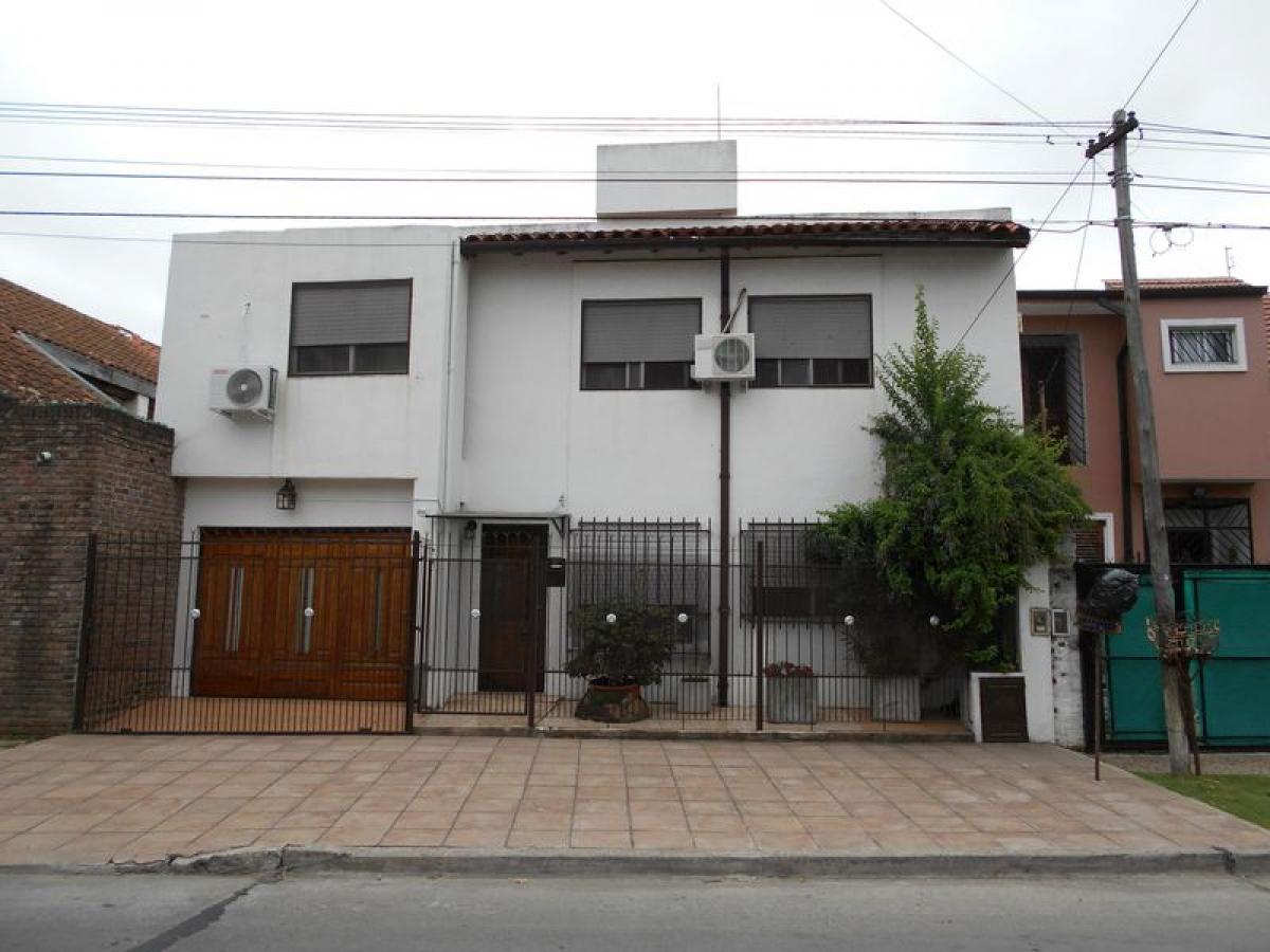 3 bedrooms House in Hurlingham, Argentina No. 74332