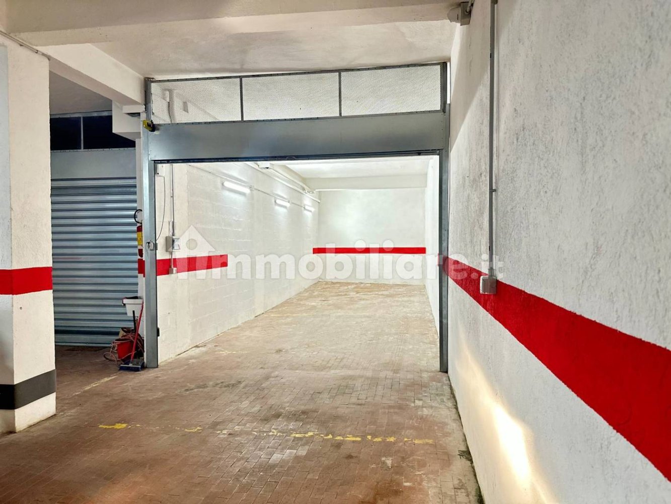 Garage à Rome, Italy 42m² No. 225804