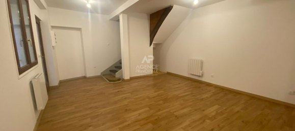 72m² Commercial property in Pontoise, France No. 169580 3