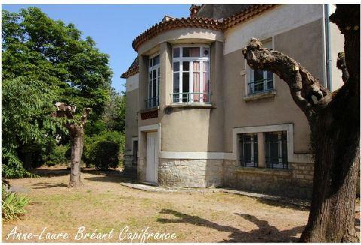 5 bedrooms House in Nimes, France No. 32641