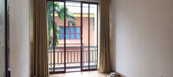 Casa de 4 dormitorios en Tay Ho, Vietnam No. 1880 9